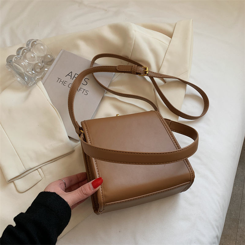 Retro-Inspired Fashionable Women's Bag – Stylish Personality Statement Purse